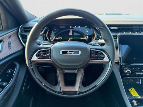 Used 2023 Jeep Grand Cherokee Summit w/ Luxury Tech Group V image 15