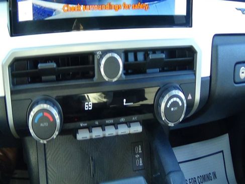 Used 2024 Toyota Tacoma TRD Off-Road image 29