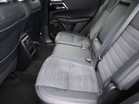 Used 2025 Mitsubishi Outlander SE image 27