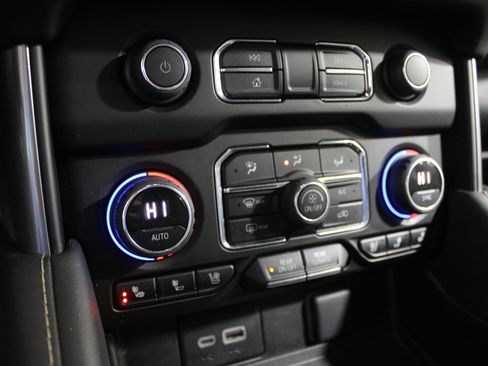 Used 2023 Chevrolet Suburban Premier image 16