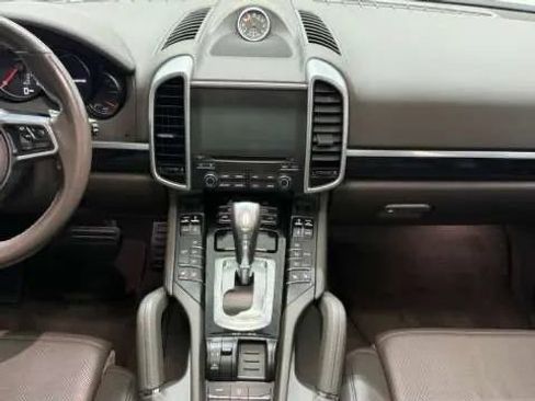 Used 2018 Porsche Cayenne Platinum Edition image 24