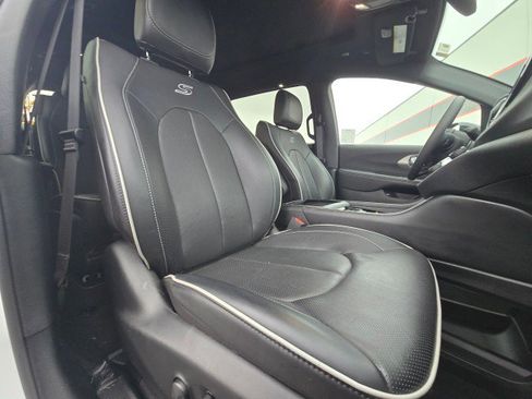 Used 2024 Chrysler Pacifica Premium image 12