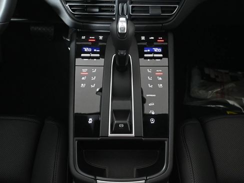 Used 2026 Porsche Macan AWD/4WD image 23