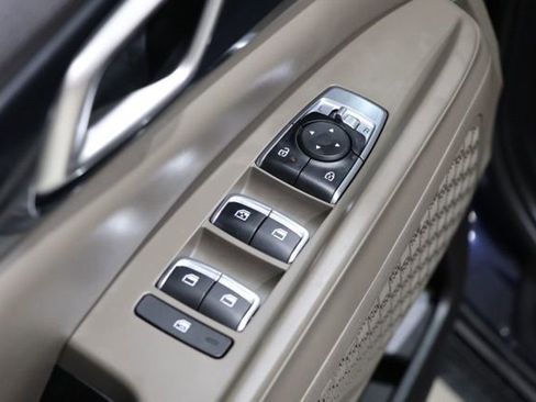 Used 2025 Kia Carnival FWD image 19