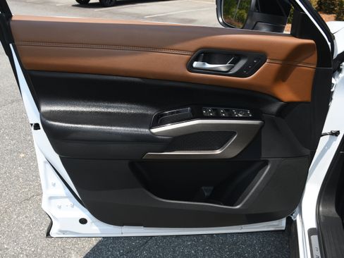 Used 2025 Nissan Pathfinder Platinum AWD/4WD image 10