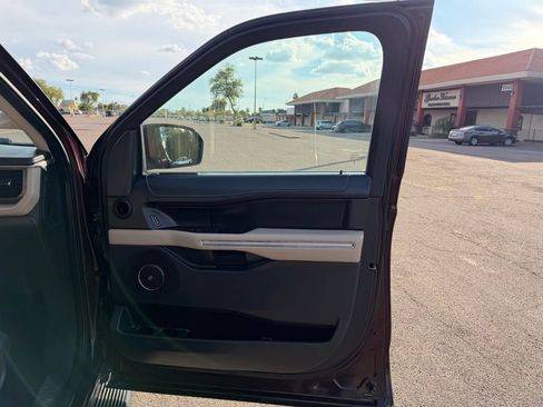 Used 2024 Ford Expedition Limited image 21