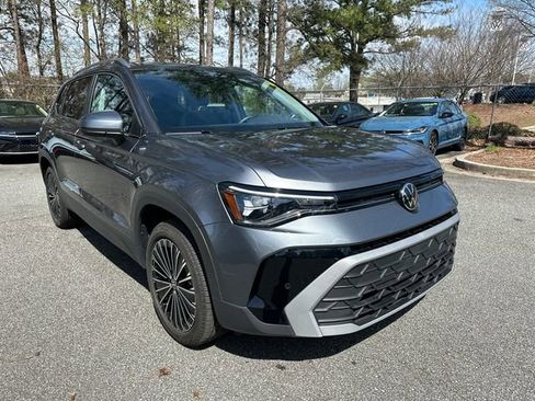 Used 2025 Volkswagen Taos SE image 3