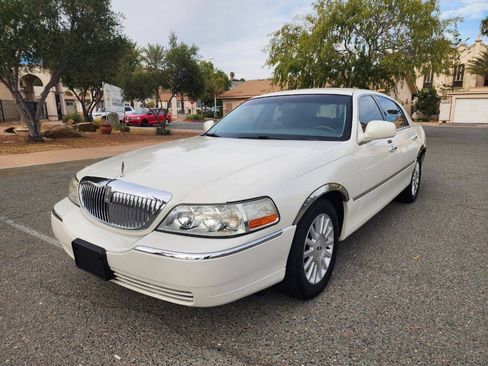 Used 2004 Lincoln Town Car Signature RWD image 9