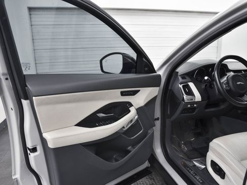Used 2019 Jaguar E-PACE SE image 9