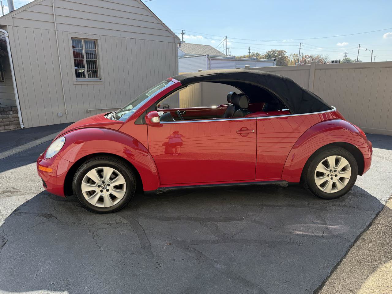 Used 2010 Volkswagen Beetle Convertible FWD image 9