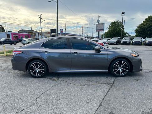 Used 2019 Toyota Camry SE FWD image 4