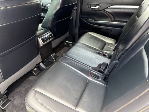 Used 2019 Toyota Highlander XLE FWD image 18