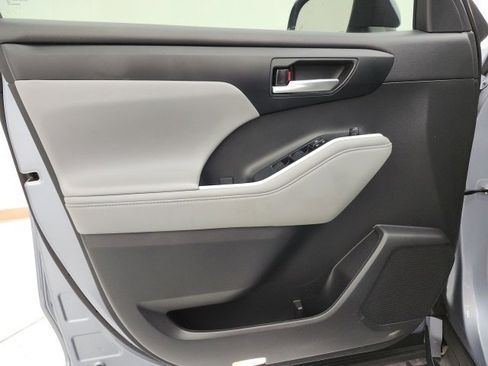 Certified 2023 Toyota Highlander XLE image 12