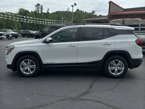 Used 2022 GMC Terrain SLE w/ Driver Convenience Package FWD image 16