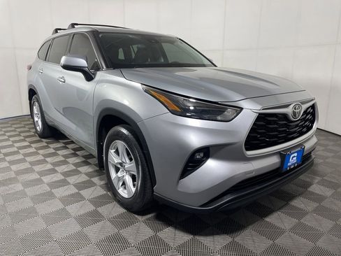Used 2022 Toyota Highlander LE AWD/4WD image 2
