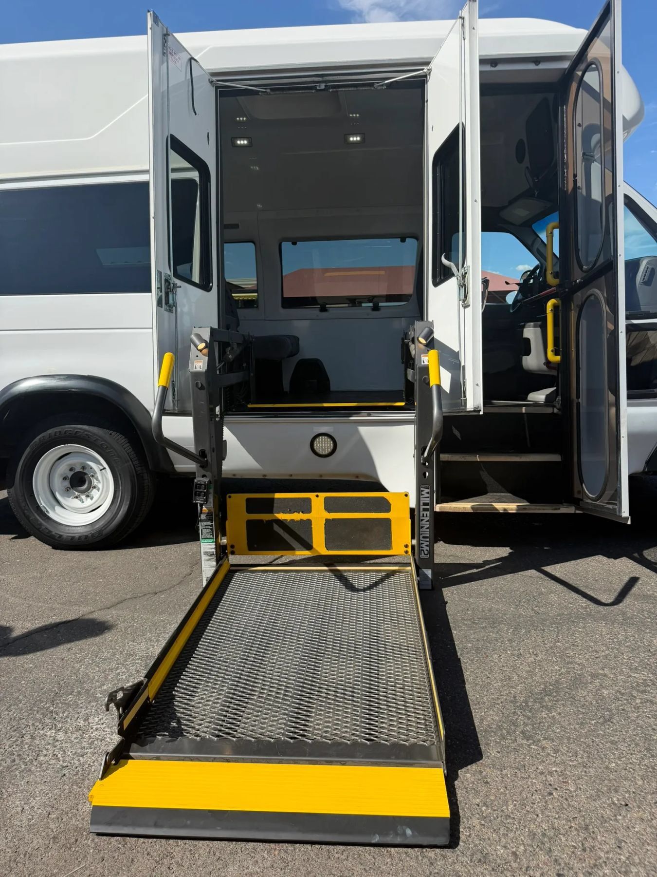 Used 2011 Ford E-350 and Econoline 350 Extended Super Duty RWD image 15