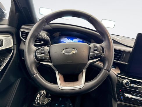 Used 2023 Ford Explorer Platinum w/ Premium Technology Package image 12