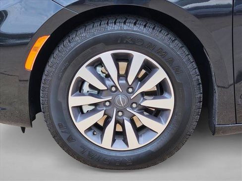 Used 2023 Chrysler Pacifica Touring-L FWD image 24
