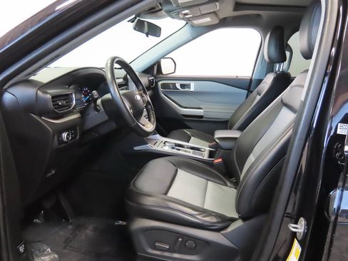 Used 2023 Ford Explorer XLT w/ Equipment Group 202A RWD image 16