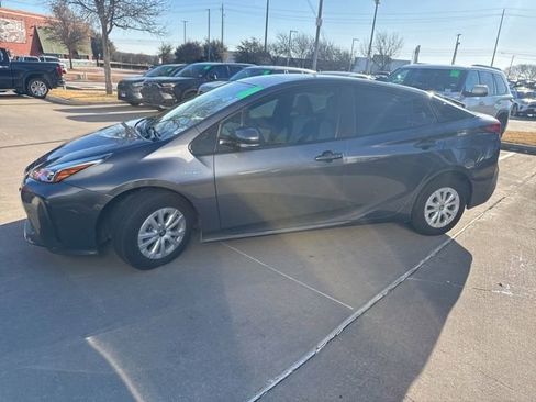 Used 2020 Toyota Prius L Eco image 6