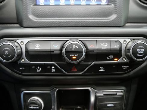 Used 2022 Jeep Wrangler Unlimited Sport AWD/4WD image 16