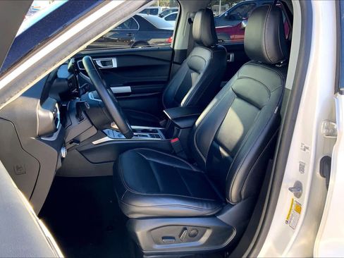 Used 2023 Ford Explorer XLT w/ Equipment Group 202A image 6