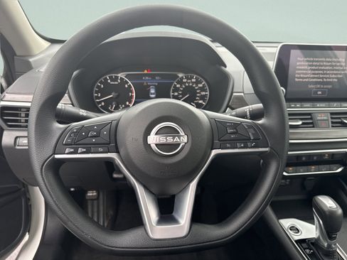 Used 2025 Nissan Altima 2.5 SV FWD image 10