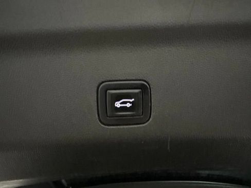 Used 2023 GMC Yukon SLT AWD/4WD image 11