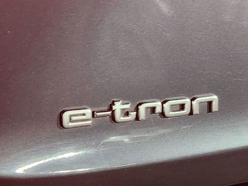 Used 2021 Audi e-tron Prestige w/ Prestige Package image 12