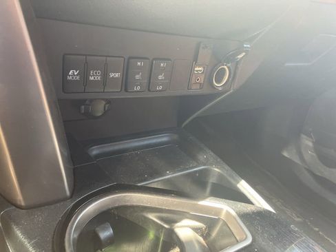 Used 2017 Toyota RAV4 Limited image 19