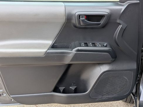Used 2022 Toyota Tacoma SR AWD/4WD image 12