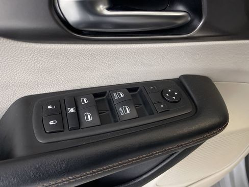 Used 2020 Chrysler Pacifica Touring w/ Advanced Safetytec Group image 11