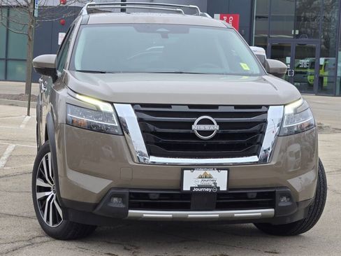 Used 2023 Nissan Pathfinder Platinum image 3
