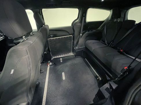 Used 2024 Chrysler Pacifica Touring FWD image 20