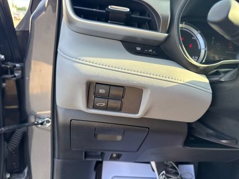 Used 2023 Toyota Highlander LE AWD/4WD image 18