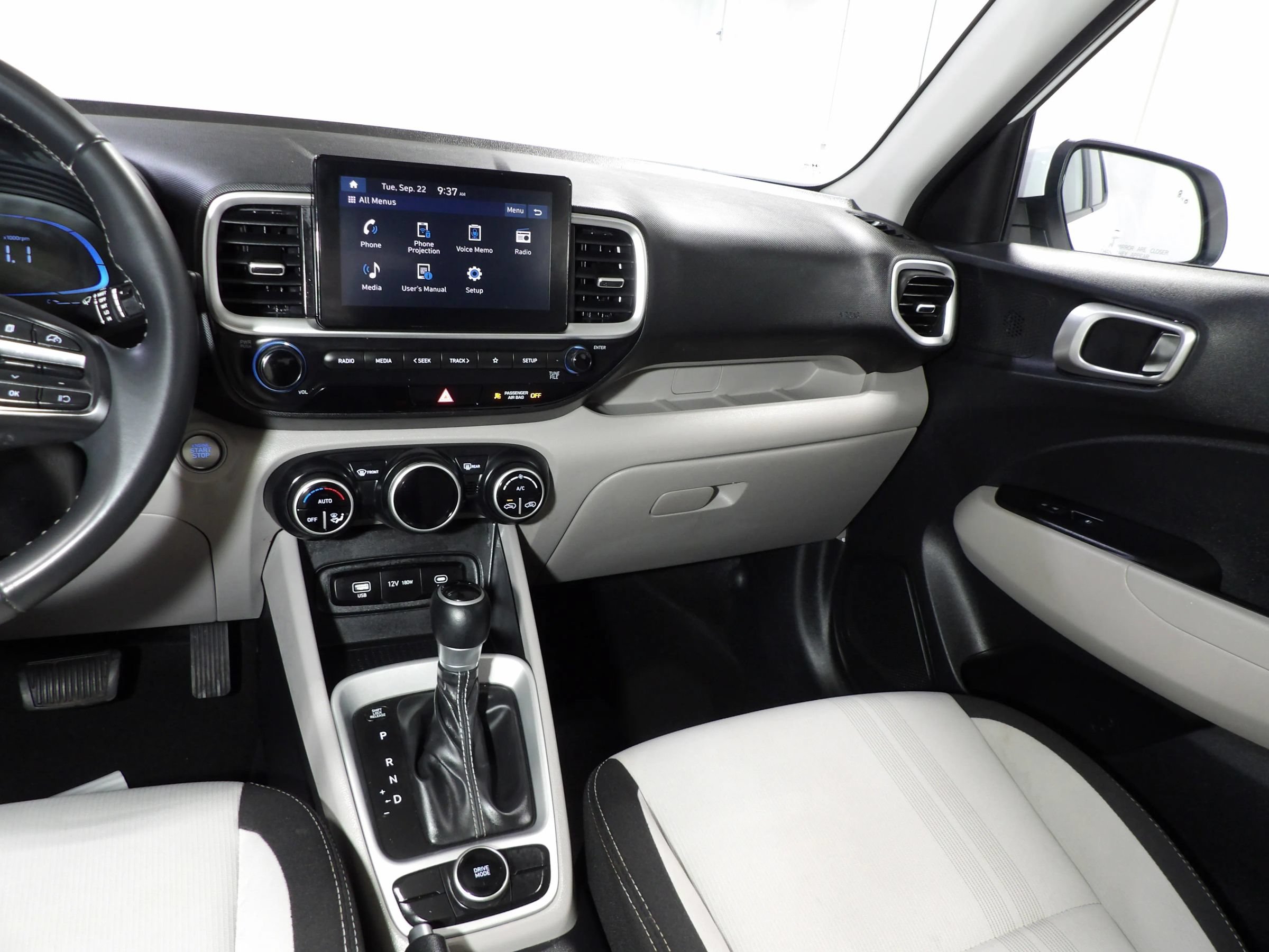 Used 2025 Hyundai Venue SEL FWD image 11