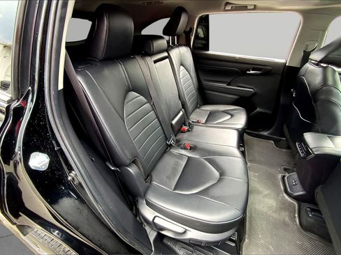 Used 2024 Toyota Highlander XLE FWD image 20