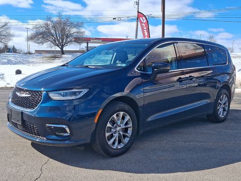 Used 2023 Chrysler Pacifica Touring-L image 4