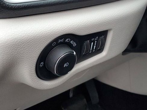 Used 2022 Chrysler Pacifica Touring-L image 8