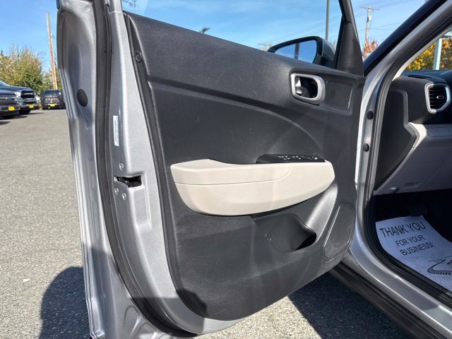 Used 2025 Hyundai Venue SEL FWD image 24