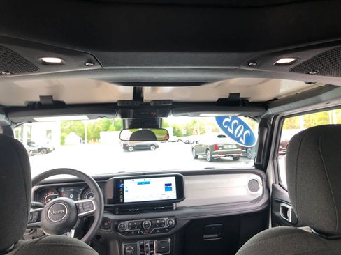 Used 2025 Jeep Wrangler Unlimited Sahara AWD/4WD image 22