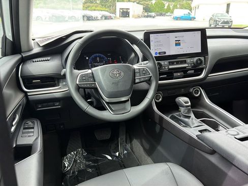 Used 2025 Toyota Grand Highlander FWD image 18