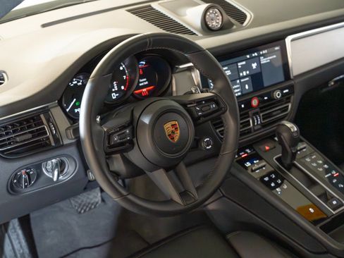Certified 2026 Porsche Macan AWD/4WD image 4