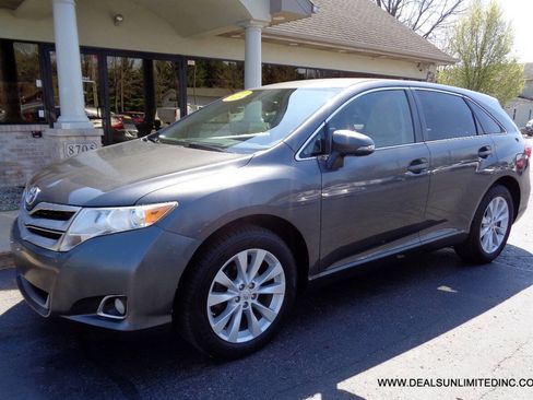 Used 2015 Toyota Venza LE image 1