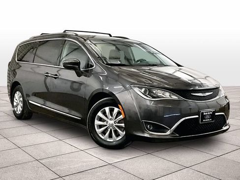 Used 2018 Chrysler Pacifica Touring-L FWD image 3