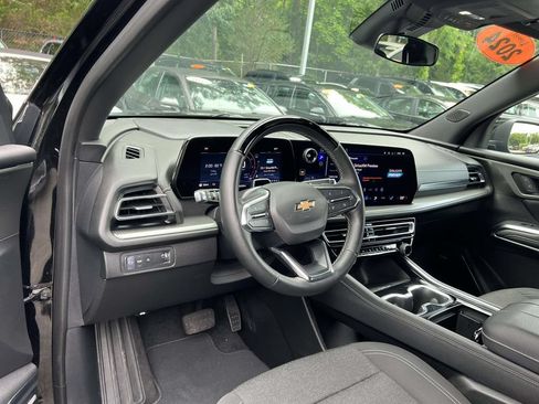 Used 2024 Chevrolet Traverse LT w/ Enhanced Driving Package FWD image 18