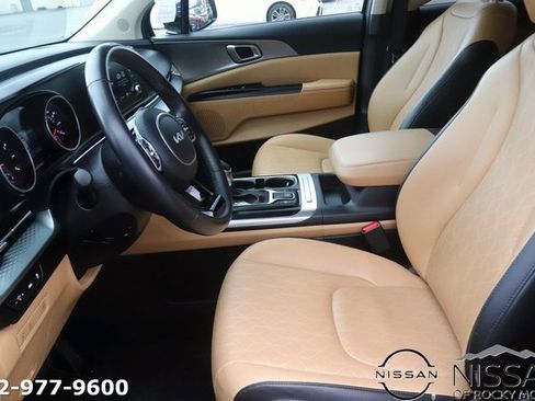 Used 2024 Kia Carnival LX image 13