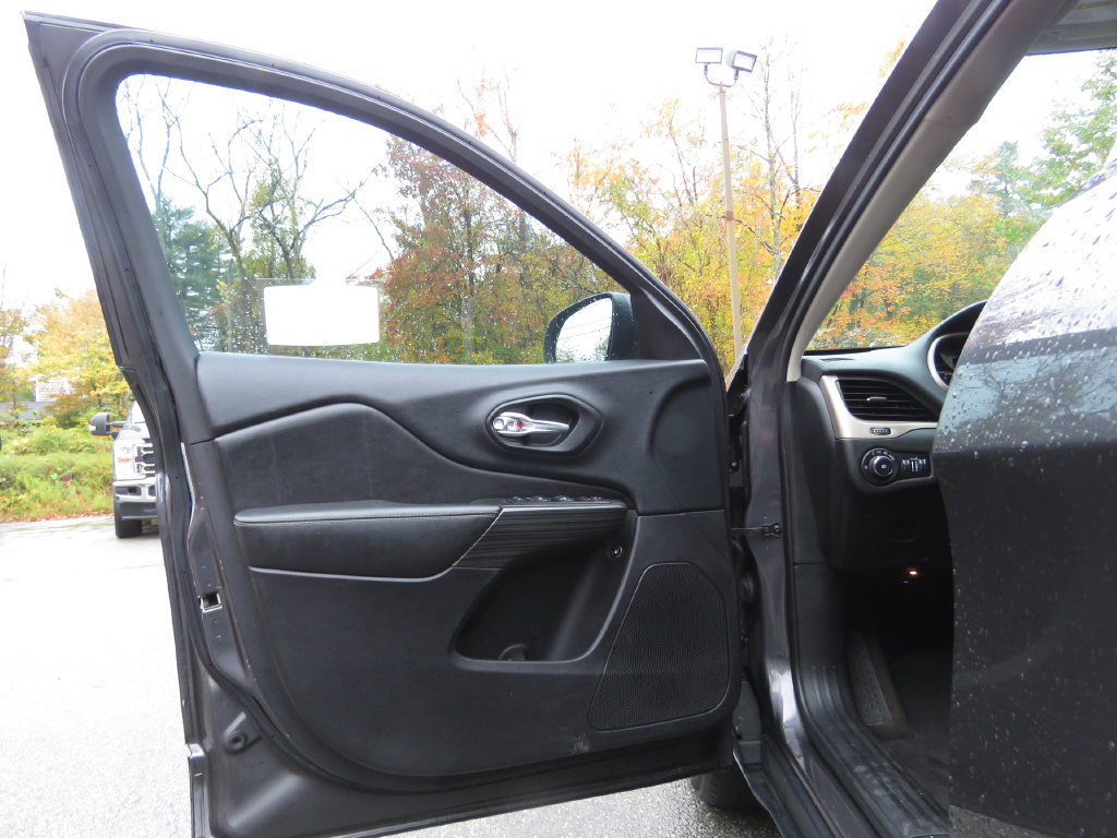 Used 2016 Jeep Cherokee Latitude AWD/4WD image 9