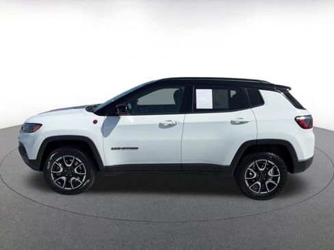 Used 2025 Jeep Compass Trailhawk image 9