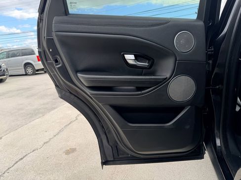 Used 2019 Land Rover Range Rover Evoque SE Premium image 24